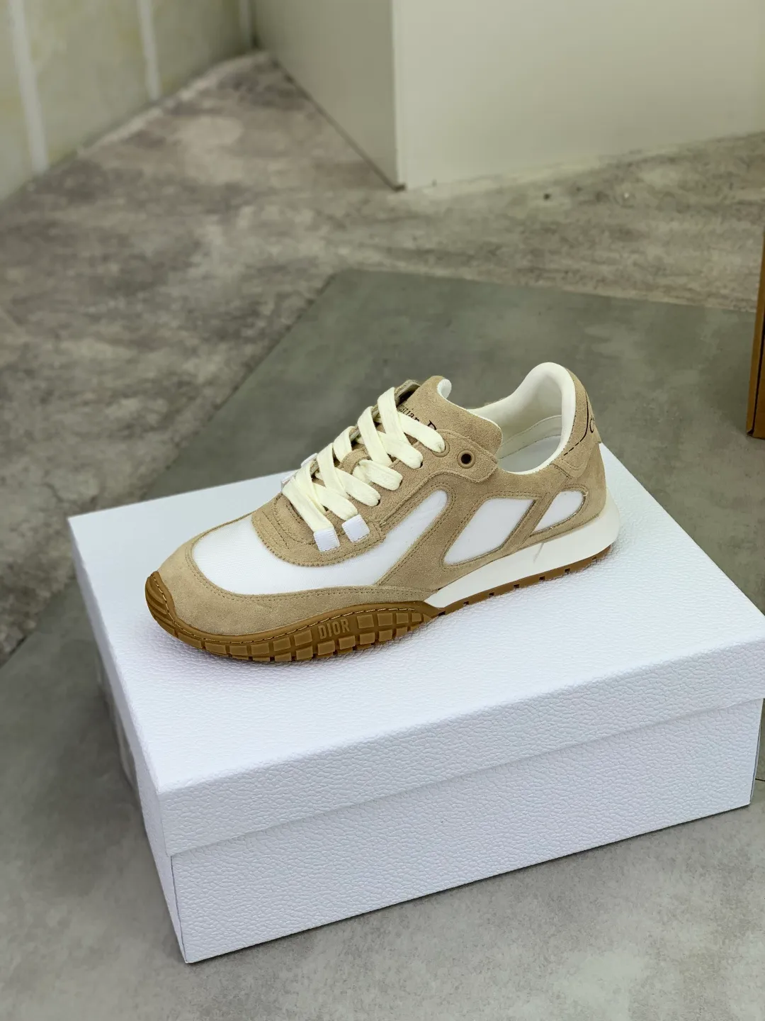 Men's men's shoes P560 new Dior Tech sneakers 2026 early spring series new products, with fashionable details, highlighting retro aesthetics. The light beige anti-suede cow leather upper is spliced ​​with apricot transparent mesh fabric on the side. The upper window edge is adhered with high-frequency flat ironing and back-pressure. It replicates the original craftsmanship, making it beautiful and comfortable without falling off. The interior is made of sheep lining of the same color and is soft and comfortable. The heel and tongue are embellished with the Paris logo. The textured TPU soles with the same color logo. The high-end version is exquisitely packaged with an airplane box, adding to the high-end style. Color: 4️⃣colors available Size: Female 35-41 Male 39-46